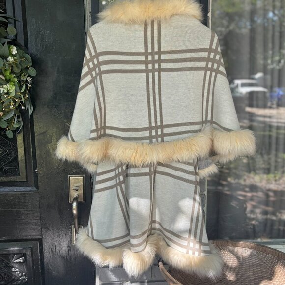 Cozy & Elegant Chic Plaid Faux Fur Trim Cape Shawl – Winter Fashion - Picture 2 of 9